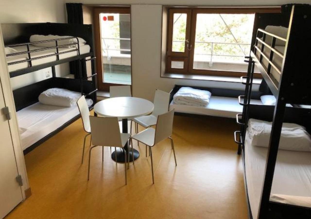 Room for 5 People with Ensuite Shower – Shared Toilets